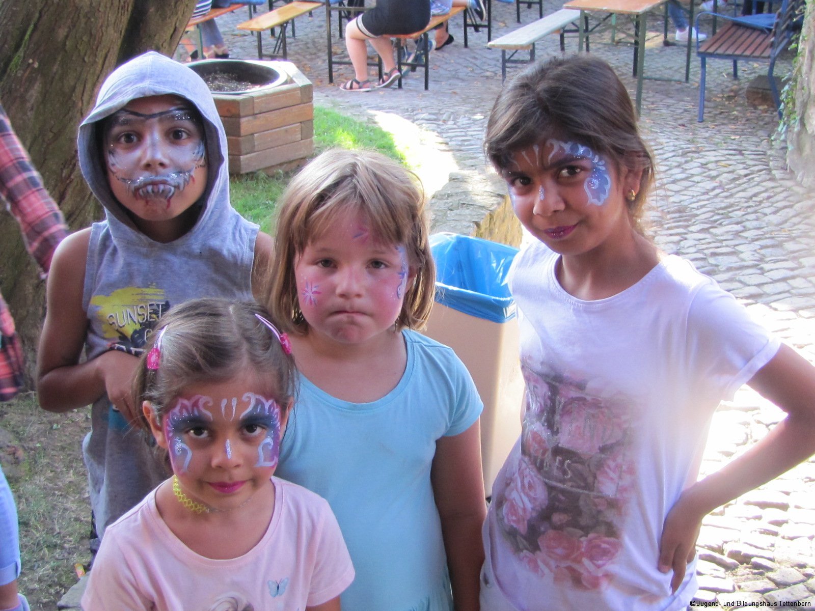 Vier Kinder